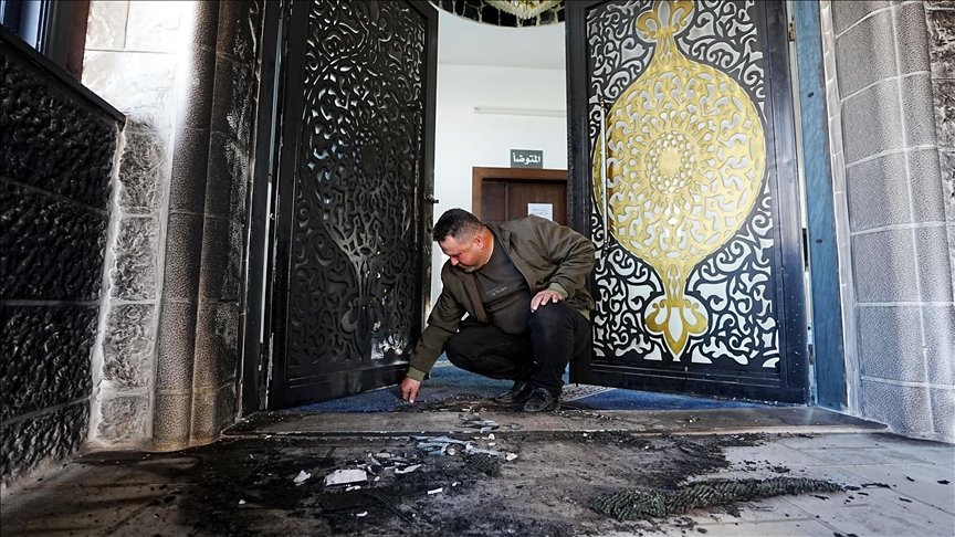 مستوطنون يحرقون مسجدا في نابلس والاوقاف تستنكر